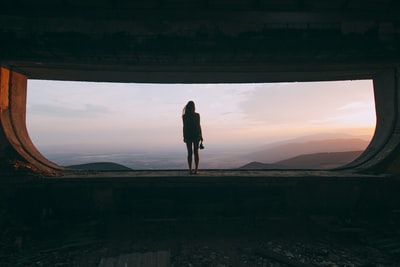 轮廓的女人站在边上看山
